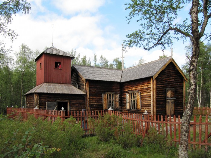 Pielpajärven erämaakirkko rakennettiin 1760, sen edeltäjä jo 1646. Paikka on vanha saamelaisten talvikylä.