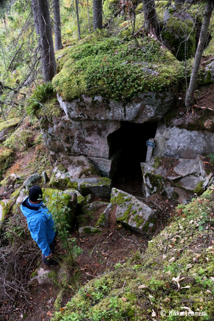 Ohelan tilan isäntä Miika Säynätmäki katsastaa luolan kunnon.