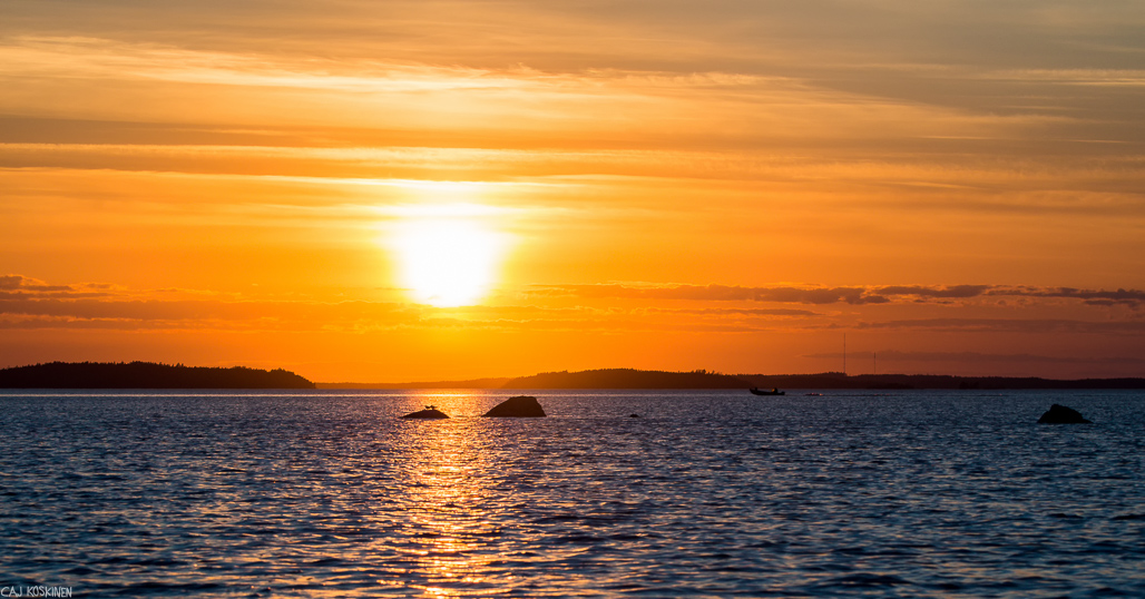 Saunaraikas olo, auringonlasku soutuveneellä Saimaalla. Voiko iltaa paremmin viettää?