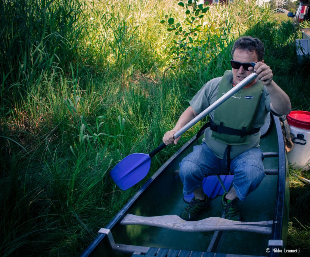 Jussi opastaa mm. oikeassa melan käsittelyssä ja kanootissa istumisessa.