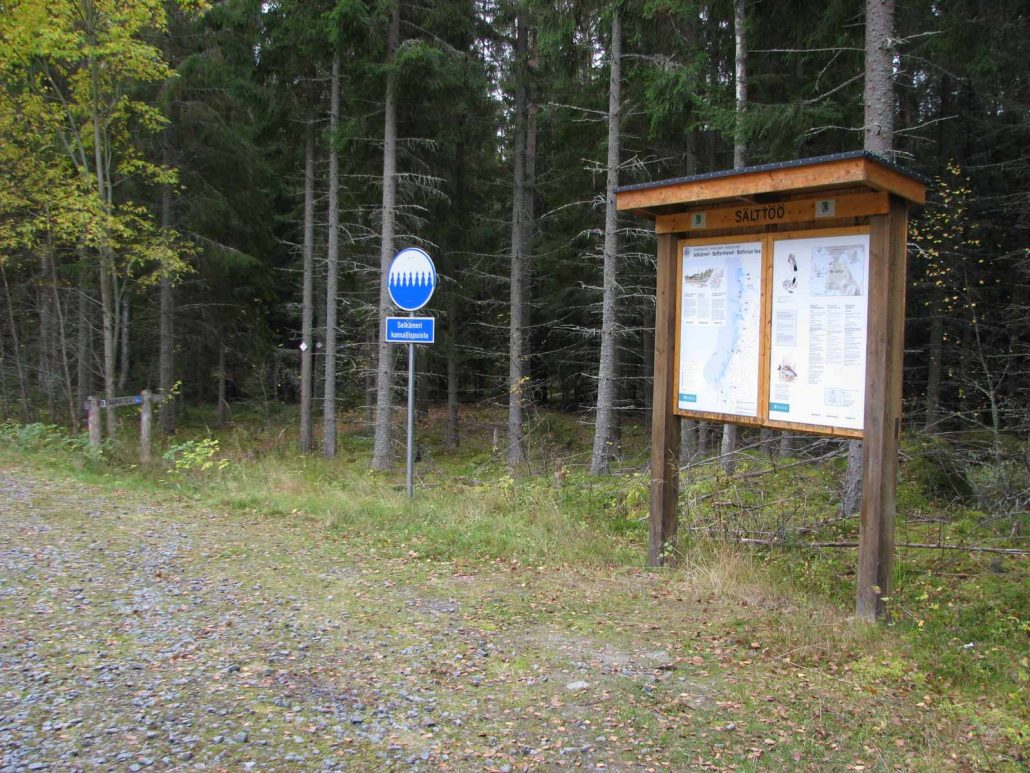 Parkkipaikalta löytyy opastustaulu Selkämeren kansallispuistosta.