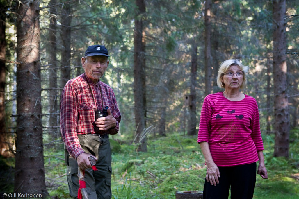 Pentti Linkola vierellään Luonnonperintösäätiölle metsäänsä myynyt Marketta Takainen.