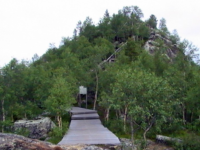 Saaren huipulle johtavat portaat laivalaiturilta.