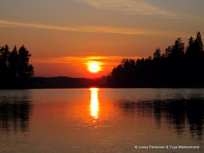 Auringonlasku Saimaalla - jokaisen vesilläliikkujan pakollinen kuva.