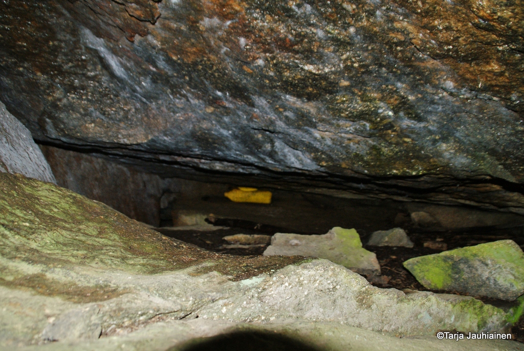 Nokkovuoren luolan perälle on heitetty kanisteri.