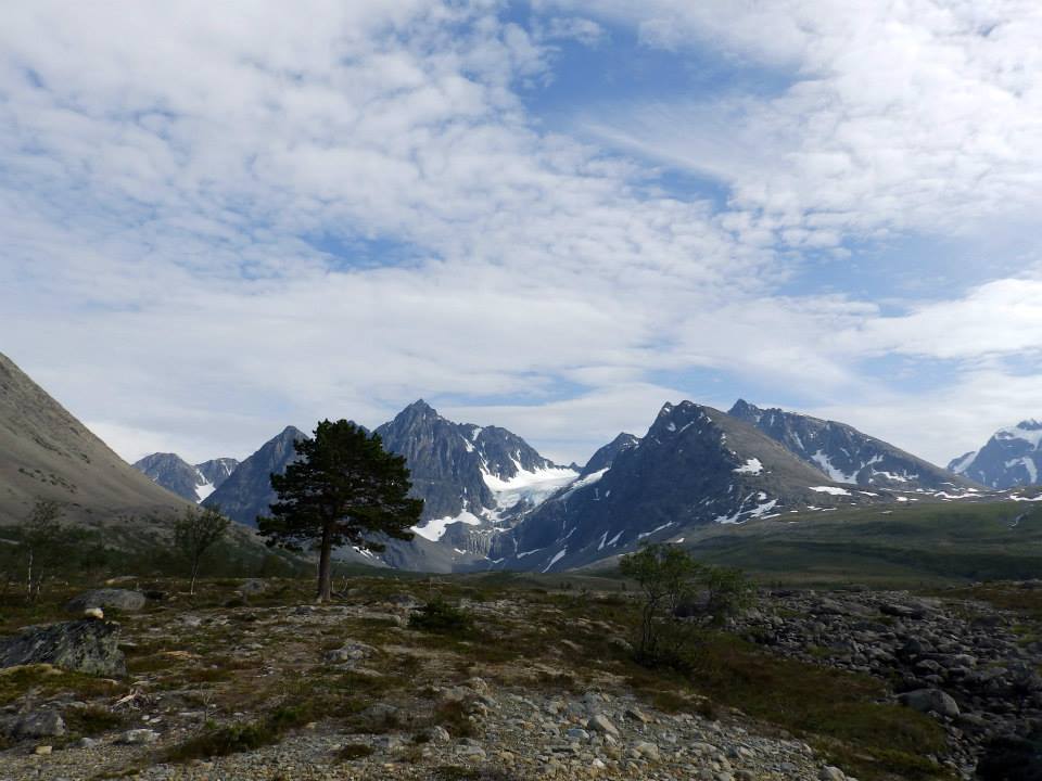 Maasto on lähes puutonta ja tasaista. Järvi sijaitsee kuvassa näkyvän Lenangsbreenin jäätikön edustalla.