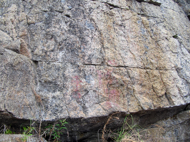 Lähikuva Toussunlinan kalliomaalauksesta. Ihmishahmo erottuu silmille vaivoin, eläinhahmoja emme onnistuneet saamaan esiin edes kuvankäsittelyllä.