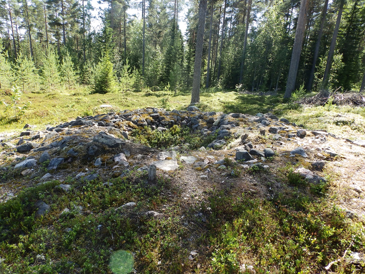 Jätinkirkon molemmilla puolilla on kiviröykkiöitä, joista osa on keskustastaan kraaterimaisesti kuopalla. Tämä johtunee 1800-luvun loppupuolen tutkimuksista. On arveltu, että kivikasat olisivat toimineet metsästyssaaliiden säilytyspaikkoina. 