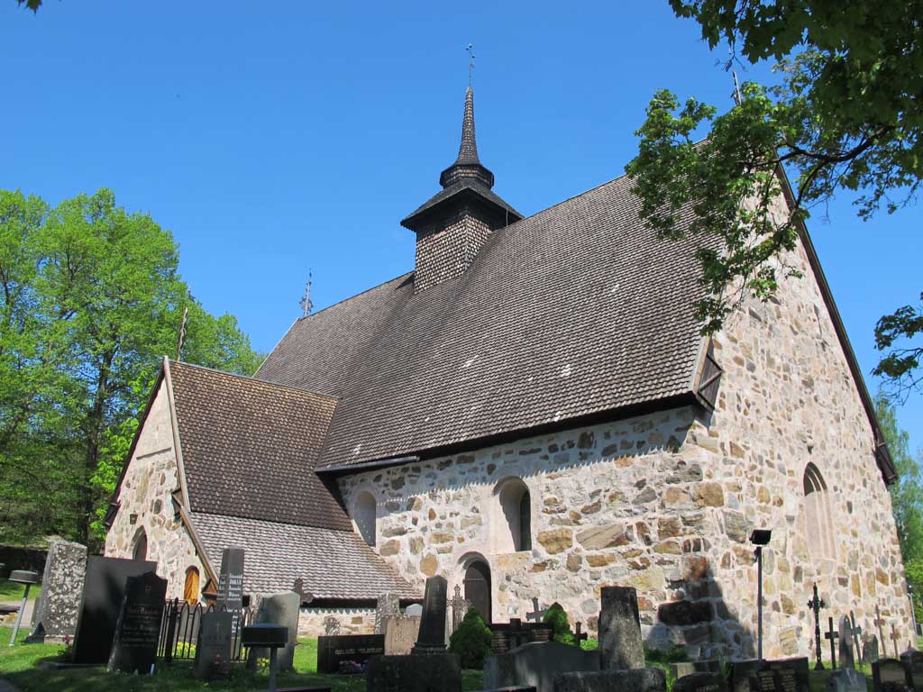 Rymättylän kirkko on säilynyt alkuperäisessä, 1400-1500-lukujen taitteen asussaan. 