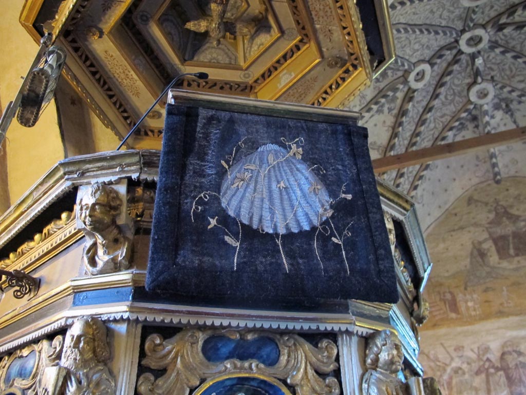 Rymättylän kirkon uudempaa koristelua edustaa alttarituolissa oleva kirjaliina, jonka on suunnitellut ja toteuttanut tekstiilitaiteilija Aino Kajaniemi. 