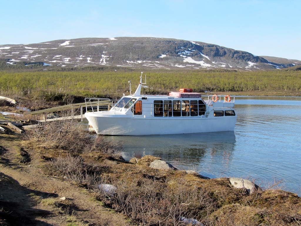 Malla-laiva kuljettaa turisteja kesällä kolme kertaa päivässä Koltalahden satamaan Kilpisjärven kylästä.