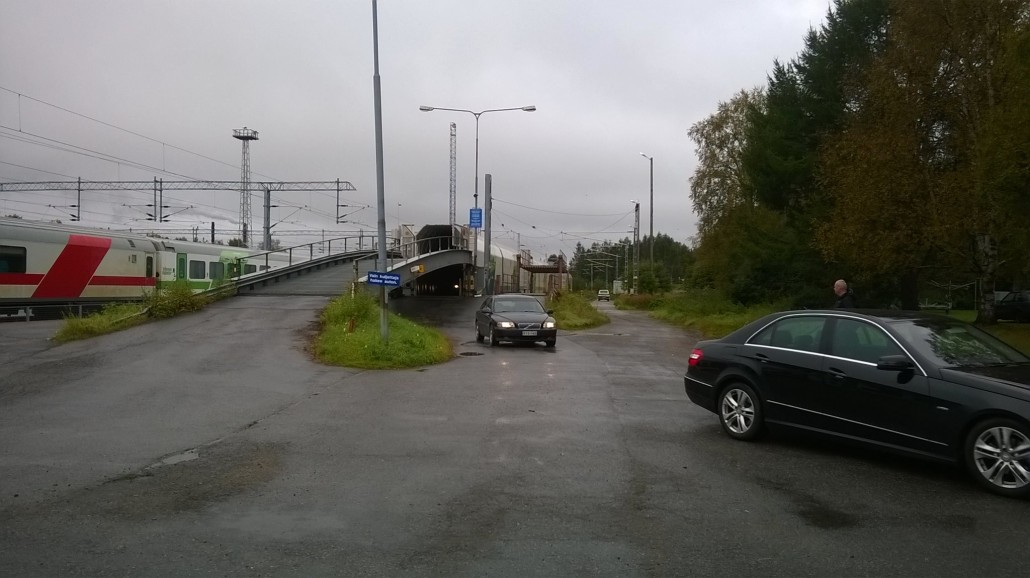 Autojen purku Rovaniemen juna-asemalla