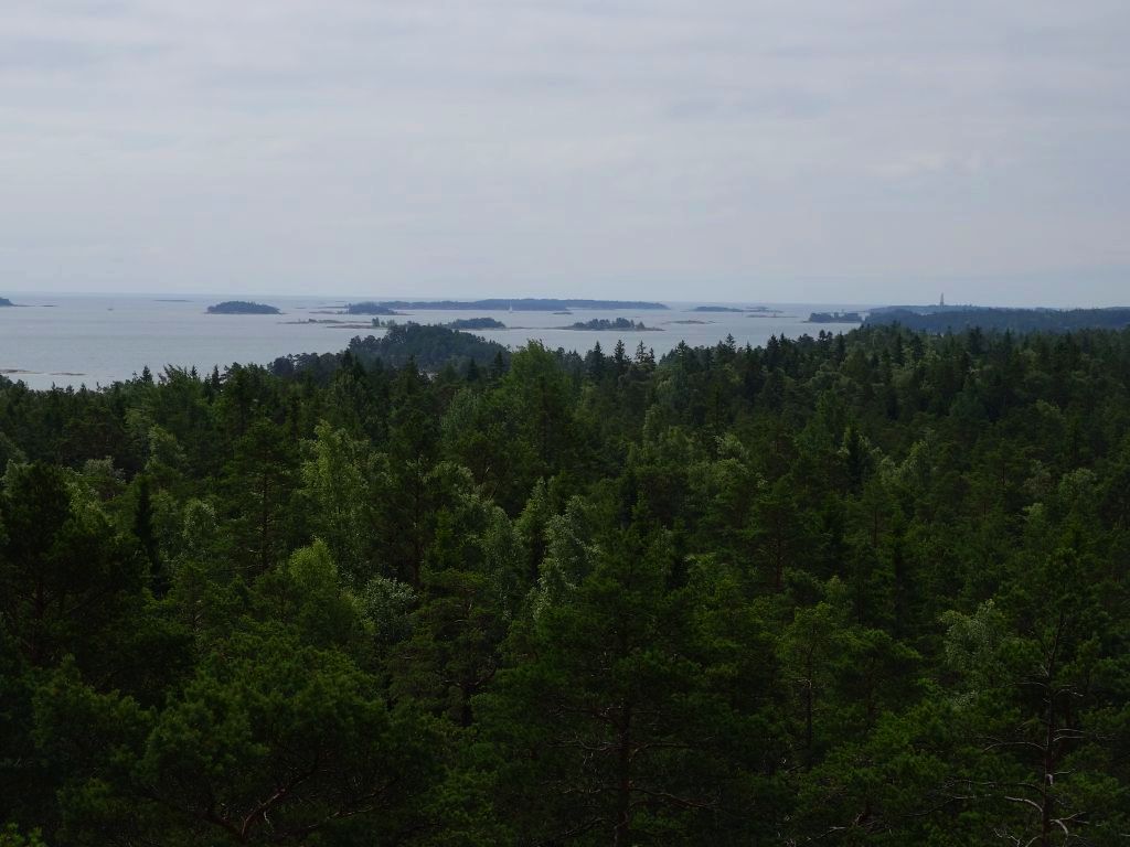 Porkkalan saaristomaisemaa Lähteelän lintutornista noin lounaan suuntaan. Rönnskärin majakka erottuu horisontissa oikealla.