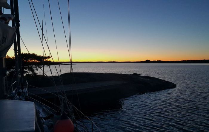 Auringonlaskun jälkeinen maisema Stora Halsön venesatamasta.