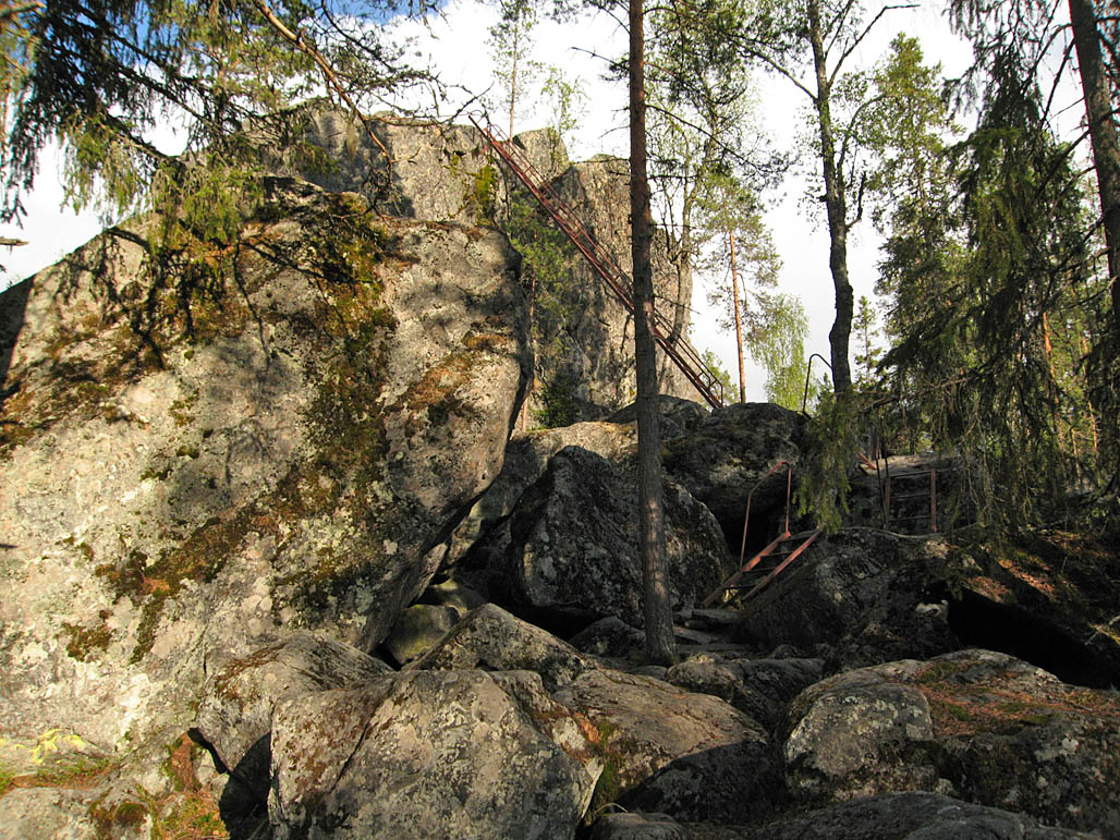 Ennen vuotta 2012 Ilveskivelle kiivettiin teräksisiä tikkaita pitkin. 