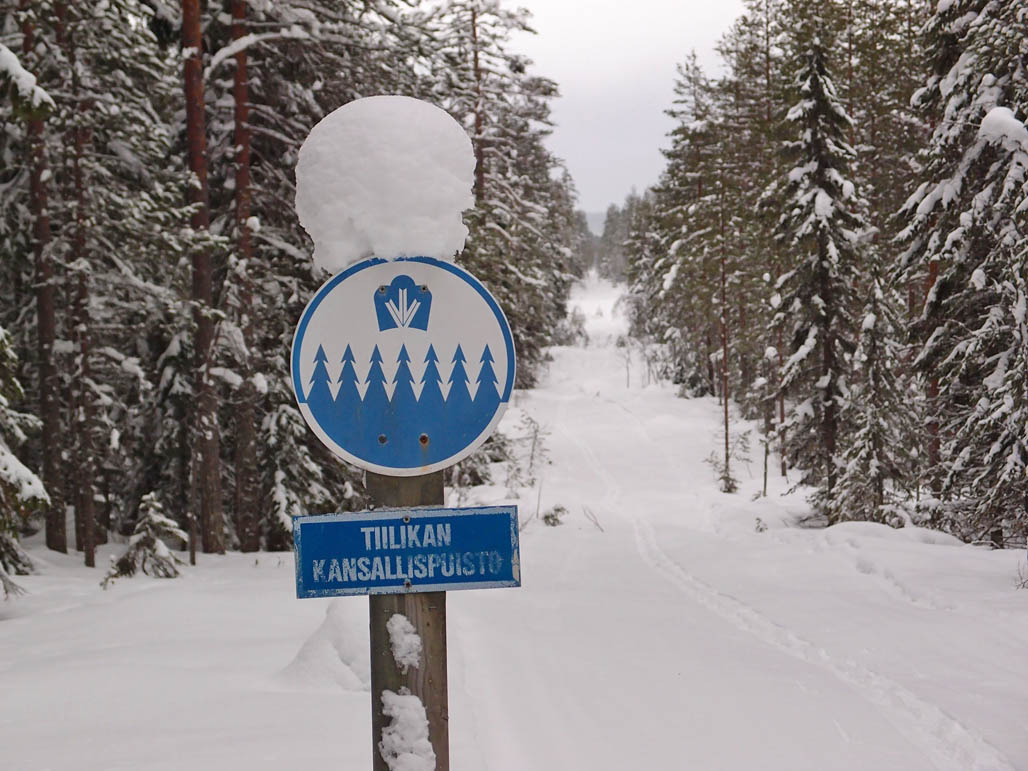 Oikealla Sotkamo ja Kainuu, vasemmalla Rautavaara ja Savo. Maakunnan rajaa pitkin kulkee hiihtoura talvella.