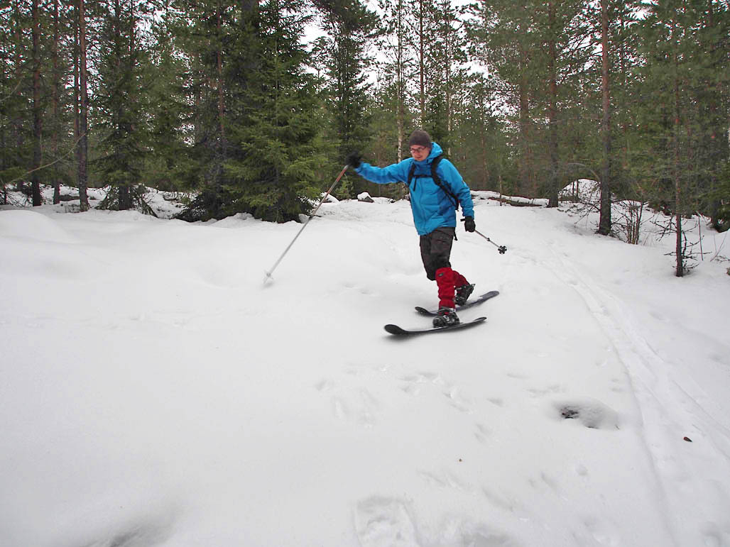 Telemark-käännös onnistuu KAReilla mainiosti. Näillä suksilla pienikin metsäretki muuttuu hauskanpidoksi. Kuva: Kaisa Kuisma