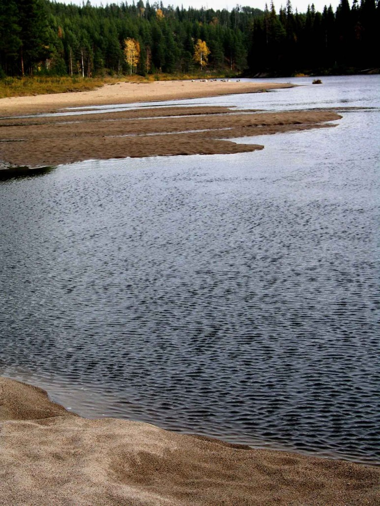 Vesi leikkii hiekalla ja synnyttää joen sisäkurveihin mielenkiintoisia muodostelmia, joilla porotkin viihtyvät. 