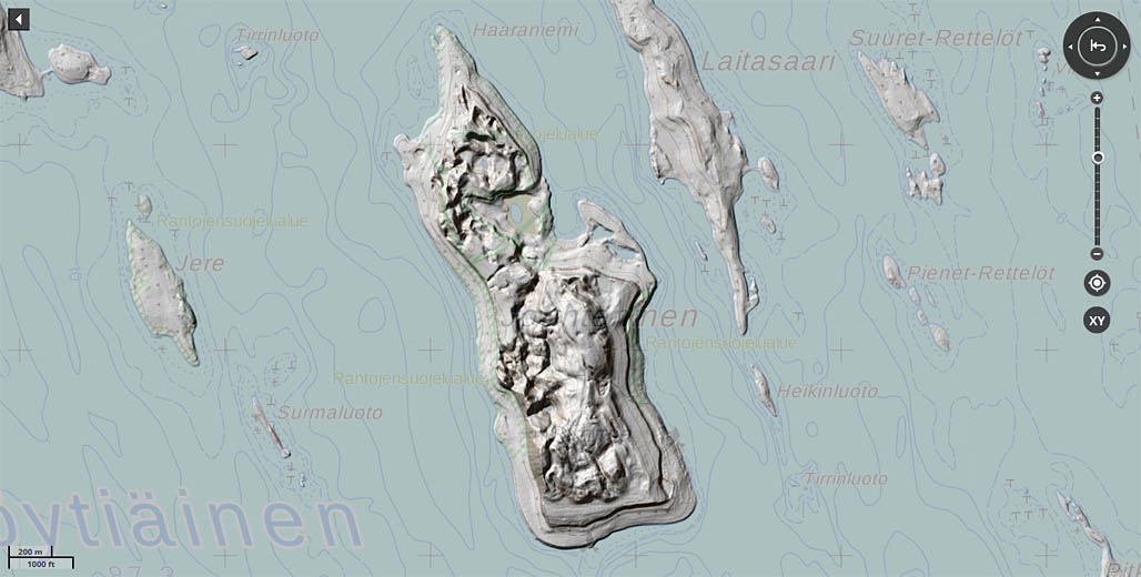 Jouhtenisen harjusaari Höytiäisessä, Pohjois-Karjalassa. Höytiäisen pinta laski hallitsemattoman järvenlaskun seurauksena yhteensä 9,5 metriä. Vanhan rantapenkan sijainti näkyy selvästi saaren nykyisen rannan yläpuolella. Kuva Paikkatietoikkunasta, aineisto maanmittauslaitos. 