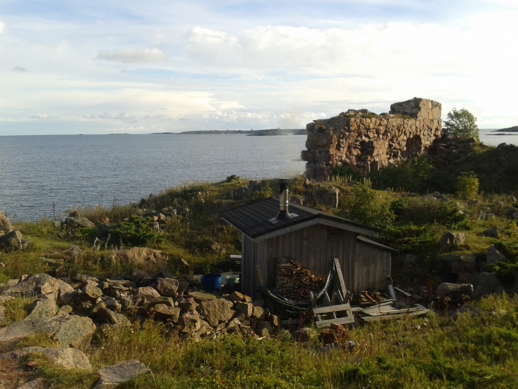 Saarelle talkooväelle rakennettu puusauna sijaitsee pommikuopassa, linnoitusten raunioiden suojissa