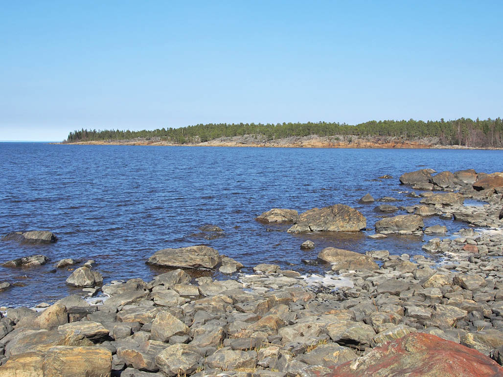 Lillsandvikenin takana siintää Ryssberget, Suomen puoleisen Merenkurkun rannikon korkein rantakallio.