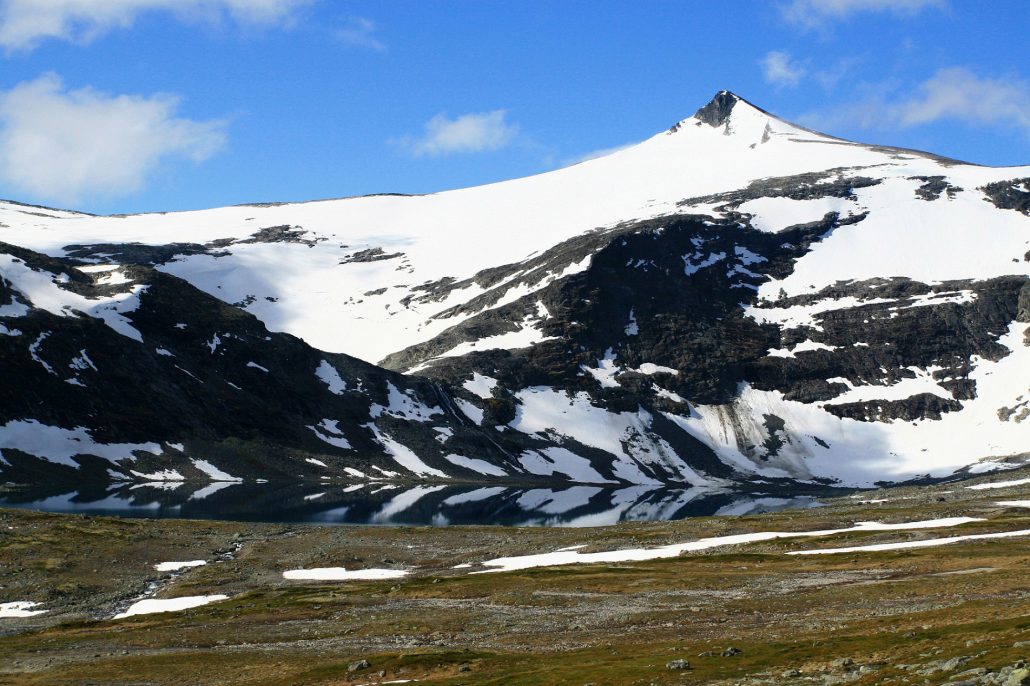 Kuvassa onKaritinden (1984 m), vuori sijaitsee Tafjordfjellene-vuoriston alueella.