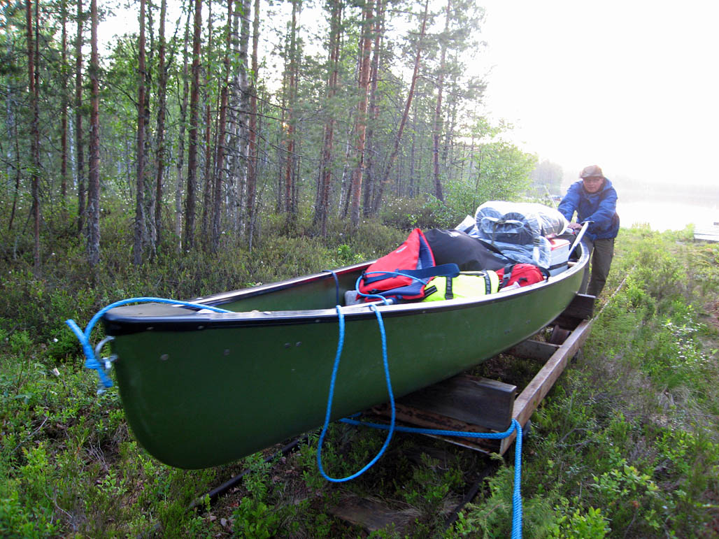 Melontaa tämäkin: kanootti siirtyy vesistöstä toiseen helposti, jos järvien välille on rakennettu venerata. Kuva on Kuhmon Niskajärven ja Lentuan väliseltä Vetotaipaleenkankaan radalta.