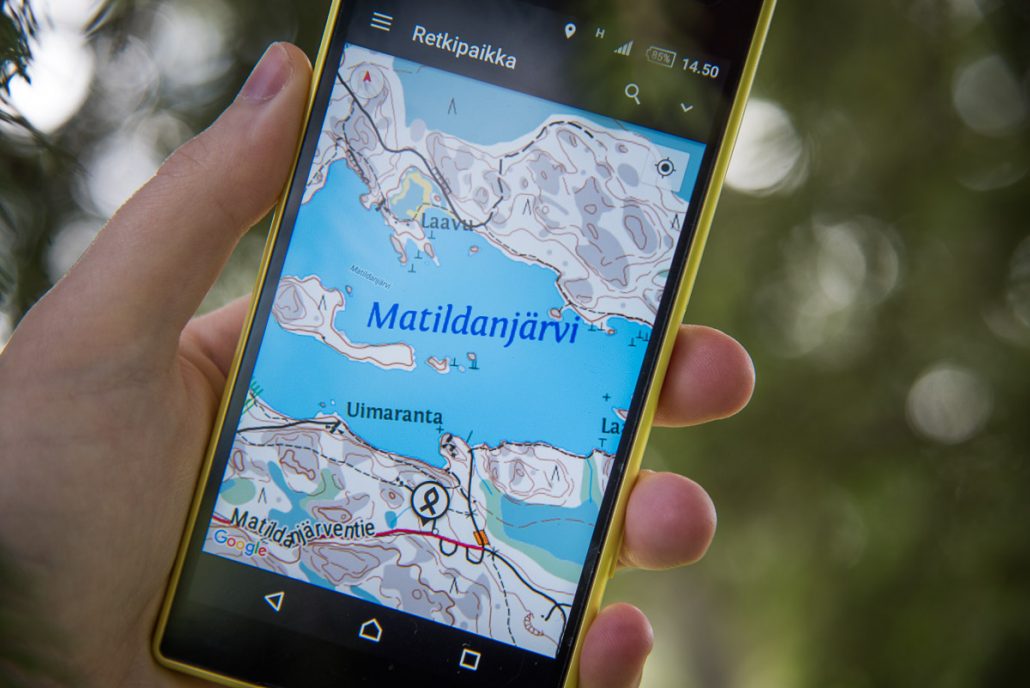 Applikaation asetuksista on mahdollista valita joko yksinkertainen Google Maps -karttapohja tai huomattavasti yksityiskohtaisempi maastokartta.