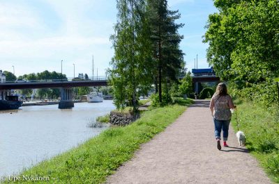 Kävelijä Porvoonjoen rannalla