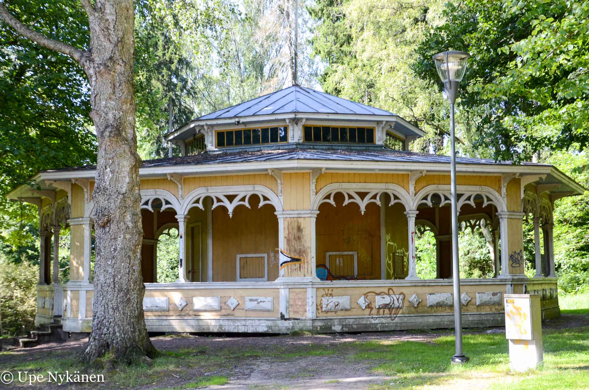 Paviljonkin Porvoonjoen puiston kätköissä