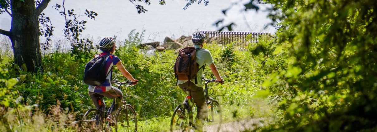 Pyöräilijöitä Porvoon kansallisessa kaupunkipuistossa