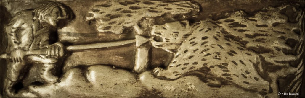 Kuva karhunkaatoa esittävästä nimettömästä kipsivaloksesta.