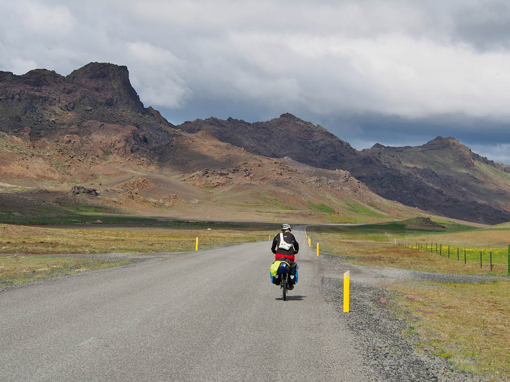 Pyöräretkellä Islannissa, alla retkivarusteltu maastopyörä. 