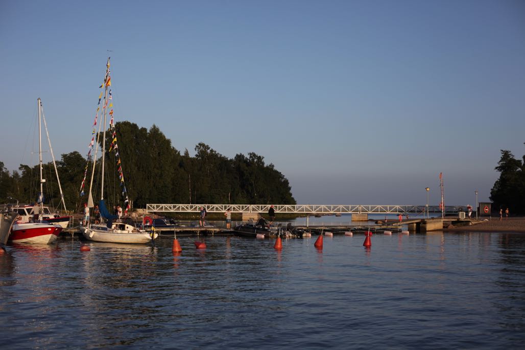 Vierasvenelaituri ja silta Itäiseen Pihlajasaareen