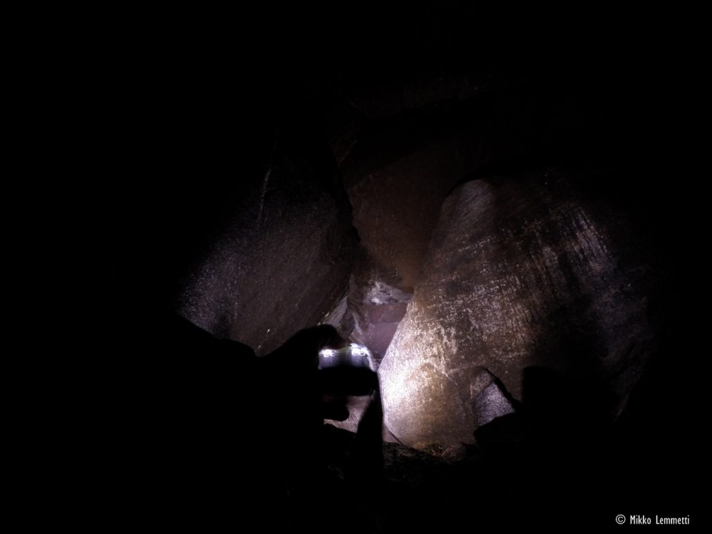 Otsalampun valossa luolan kammiosta näkee vain pienen häivähdyksen.
