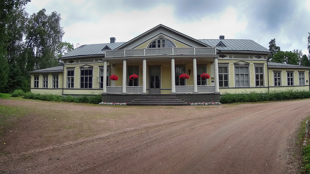 SAK n esikunta toimi vuosina 1940-41 nykyisen harjun oppimiskeskuksen päärakennuksessa.