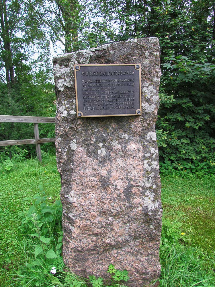 Vuonna 2000 pystytetty muistomerkki ruotsalaisille vapaaehtoislinnoittajille.