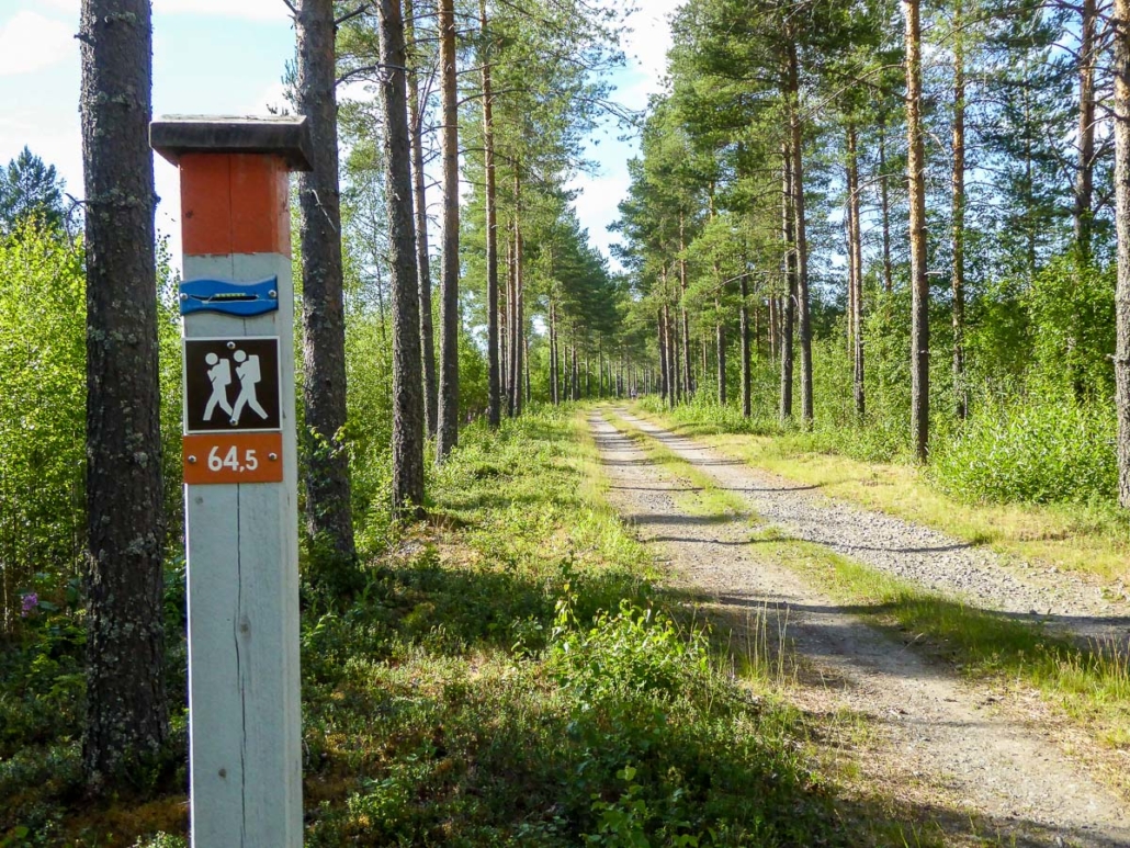 Tervareitistön opasteviitta ja suora polku Oulujoen keskellä.