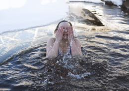 Talviuintia jään reunalla