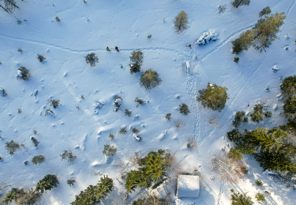 Lumikenkäilijöitä Ryläyksen tulipaikan lähistöllä. Kuva: Tom Toivonen