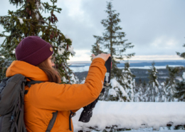 Kolin talvi - Ryläyksen näkötornin maisemia ihailemassa Seikkailuyhtiö Vaaran retkellä. Kuva: Terhi Ilosaari