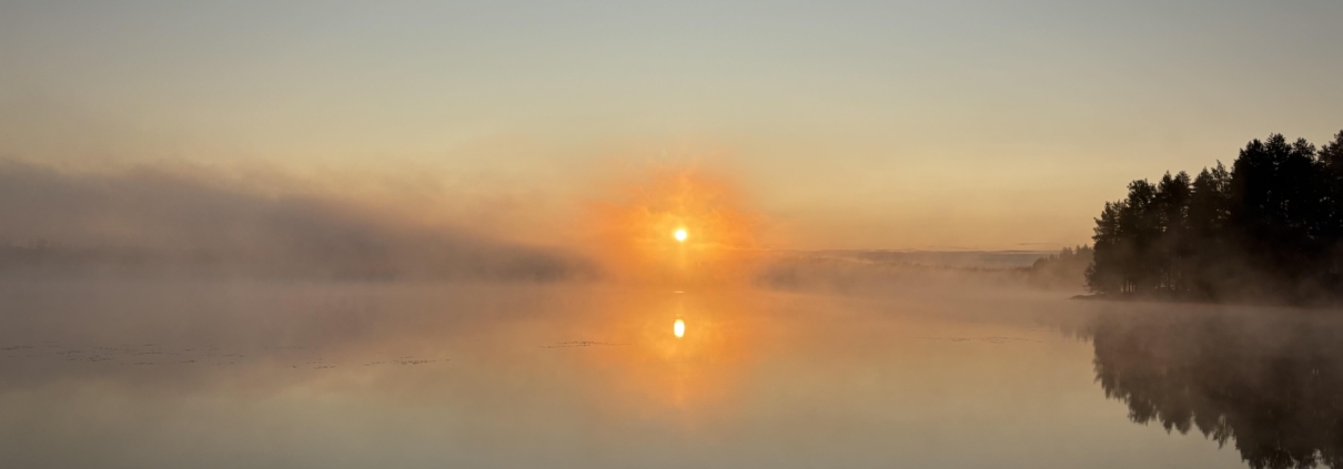 Keskiyön aurinko Kolmikannan leirintäalueella Särkiselällä Outokummussa