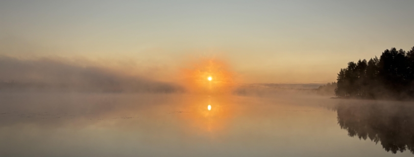 Keskiyön aurinko Kolmikannan leirintäalueella Särkiselällä Outokummussa